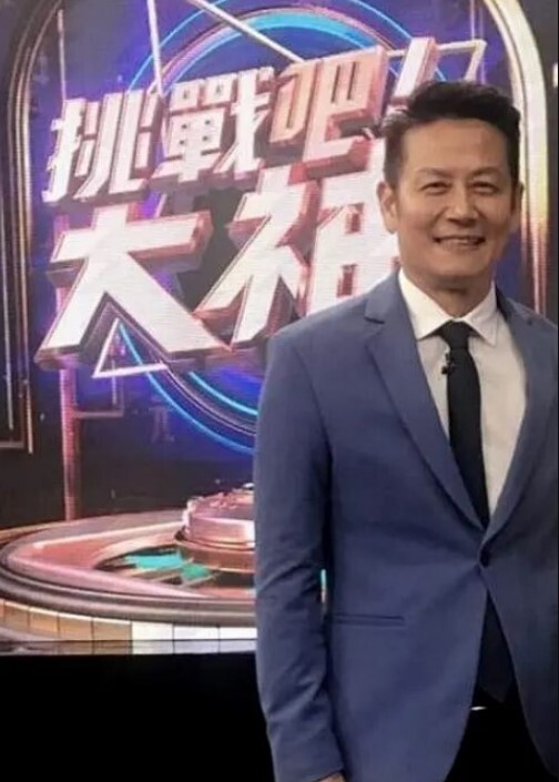 【稚嫩少女】这有点成熟的骚姿势是去哪里学来的呀？还准备了道具自扣 - 绿色小导航